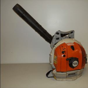 The Advantages of Using a Leaf Blower for Yard work - Lawrence Tool Rental Inc. 